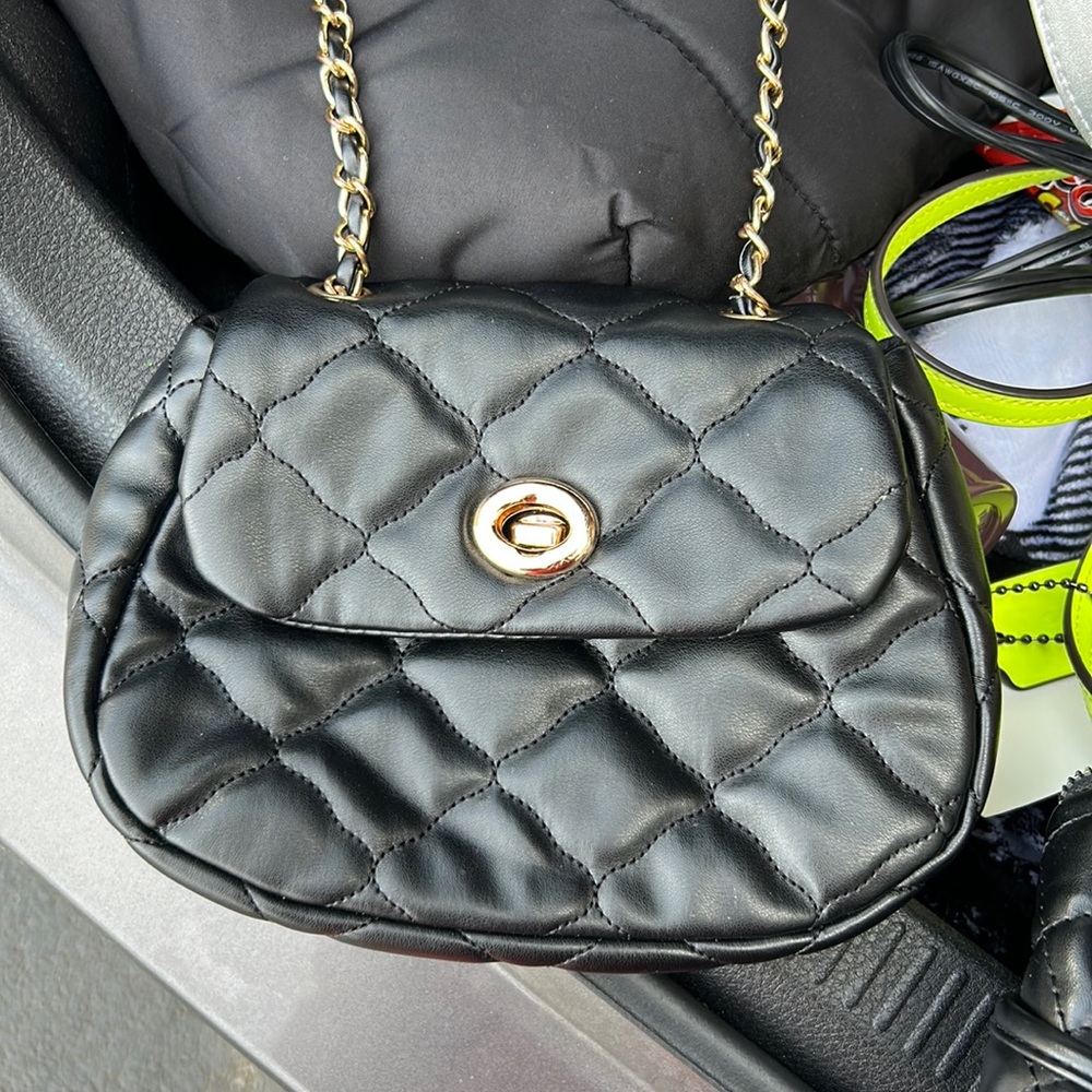 Small black bag from fashion nova